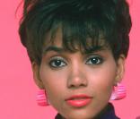 Halle Berry, tellement eighties, avait un peu forcé sur le maquillage fluo ! 