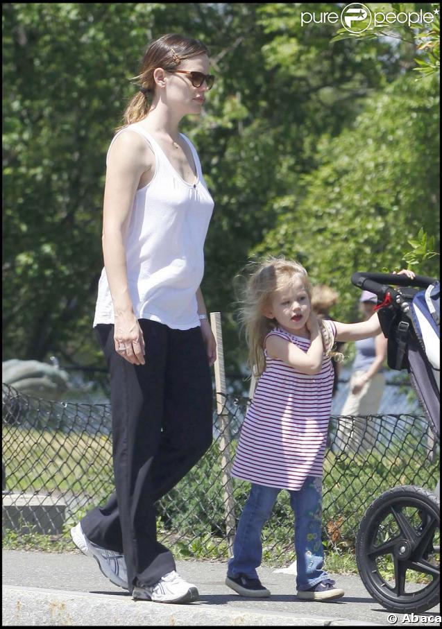 La famille Garner-Affleck en pleine promenade dominicale