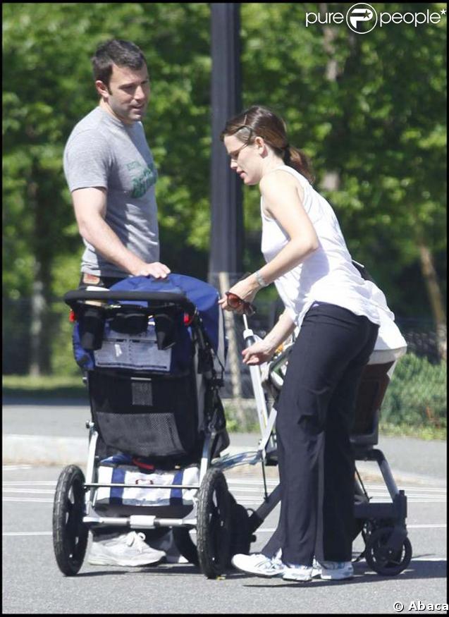 La famille Garner-Affleck en pleine promenade dominicale