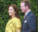 Mary de Danemark retrouve le cousin Gustav lors d'un baptême
