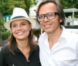 Roland-Garros 2009 : pour les huitièmes de finale disputés le lundi de Pentecôte, les célébrités sont venues en nombre. En couple et en famille ! Charlotte le Grix de la Salle et son mari Evariste. 