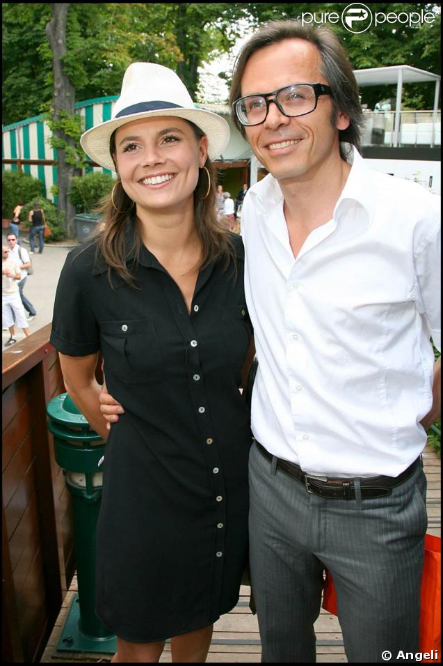 Roland-Garros 2009 : pour les huitièmes de finale disputés le lundi de Pentecôte, les célébrités sont venues en nombre. En couple et en famille ! Charlotte le Grix de la Salle et son mari Evariste. 