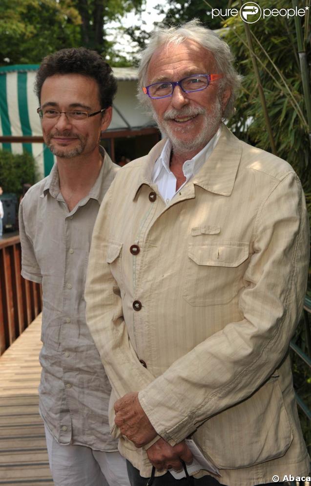 Roland-Garros 2009 : pour les huitièmes de finale disputés le lundi de Pentecôte, les célébrités sont venues en nombre. En couple et en famille ! Pierre Richard et son fils Olivier Defays. 