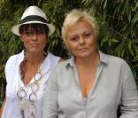 Roland-Garros 2009 : pour les huitièmes de finale disputés le lundi de Pentecôte, les célébrités sont venues en nombre. En couple et en famille ! Muriel Robin et sa compagne Anne Le Nen 