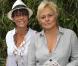 Roland-Garros 2009 : pour les huitièmes de finale disputés le lundi de Pentecôte, les célébrités sont venues en nombre. En couple et en famille ! Muriel Robin et sa compagne Anne Le Nen