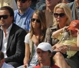 Roland-Garros 2009 : pour les huitièmes de finale disputés le lundi de Pentecôte, les célébrités sont venues en nombre. En couple et en famille ! Henri Leconte, sa fille Luna, sa femme Florentine et leur fils Ulysse. 