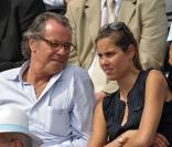 Roland-Garros 2009 : pour les huitièmes de finale disputés le lundi de Pentecôte, les célébrités sont venues en nombre. En couple et en famille ! Michel Leeb et sa fille Elsa. 