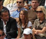 Roland-Garros 2009 : pour les huitièmes de finale disputés le lundi de Pentecôte, les célébrités sont venues en nombre. En couple et en famille ! Henri Leconte, sa fille Luna, sa femme Florentine et leur fils Ulysse.