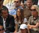 Roland-Garros 2009 : pour les huitièmes de finale disputés le lundi de Pentecôte, les célébrités sont venues en nombre. En couple et en famille ! Henri Leconte, sa fille Luna, sa femme Florentine et leur fils Ulysse.