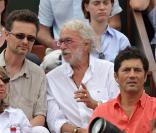 Roland-Garros 2009 : pour les huitièmes de finale disputés le lundi de Pentecôte, les célébrités sont venues en nombre. En couple et en famille ! Pierre Richard et son fils. 