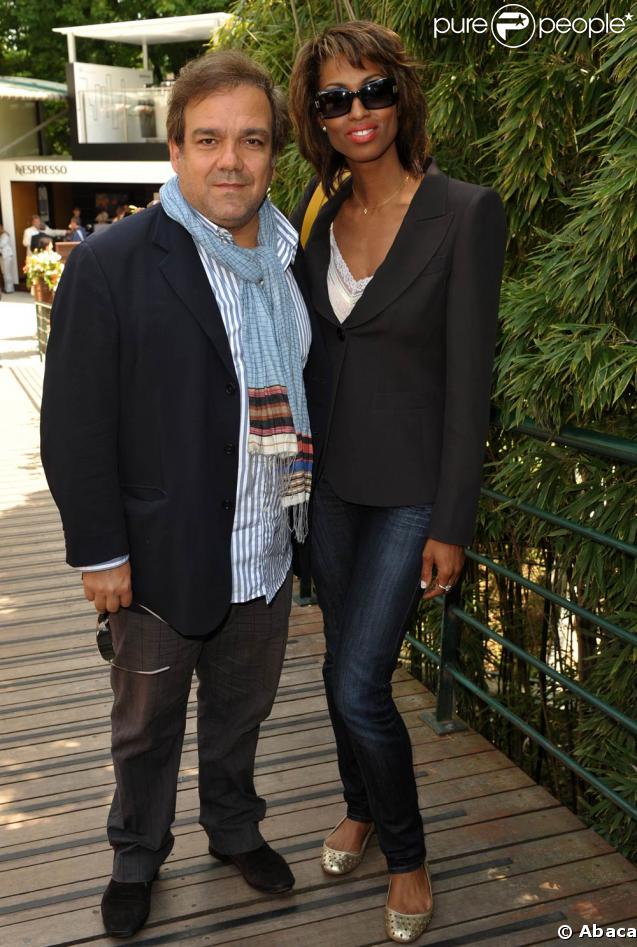 Roland-Garros 2009 : pour les huitièmes de finale disputés le lundi de Pentecôte, les célébrités sont venues en nombre. En couple et en famille ! Didier Bourdon et Marie-Sandra. 