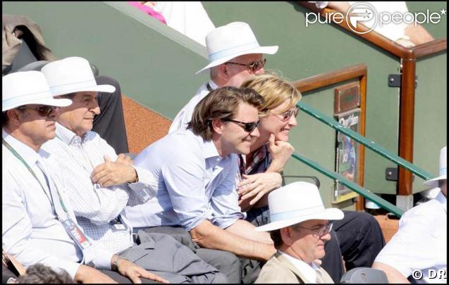 Roland-Garros 2009 : pour les huitièmes de finale disputés le lundi de Pentecôte, les célébrités sont venues en nombre. En couple et en famille ! François Baroin et Michèle Laroque, tout sourires... 