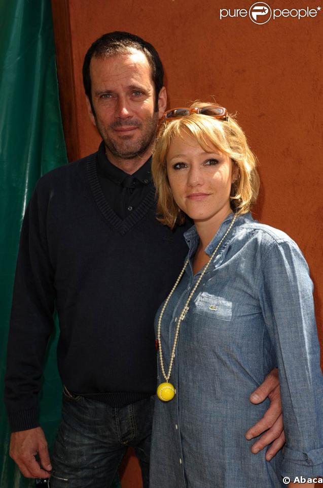 Roland-Garros 2009 : pour les huitièmes de finale disputés le lundi de Pentecôte, les célébrités sont venues en nombre. En couple et en famille ! Christian Vadim et sa femme. 