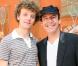 Roland-Garros 2009 : pour les huitièmes de finale disputés le lundi de Pentecôte, les célébrités sont venues en nombre. En couple et en famille ! Jean-Luc Reichmann et son fils Hugo. 