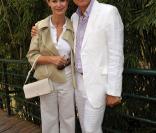 Roland-Garros 2009 : pour les huitièmes de finale disputés le lundi de Pentecôte, les célébrités sont venues en nombre. En couple et en famille ! Marie-Sophie Pochat, ex-compagne de Claude Lellouch, et son ami. 