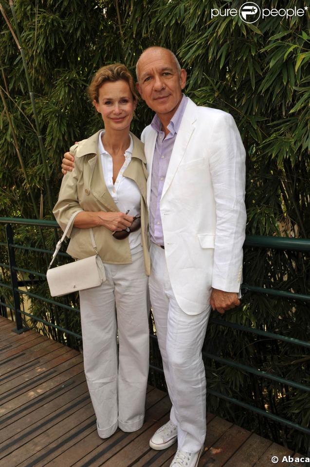Roland-Garros 2009 : pour les huitièmes de finale disputés le lundi de Pentecôte, les célébrités sont venues en nombre. En couple et en famille ! Marie-Sophie Pochat, ex-compagne de Claude Lellouch, et son ami. 