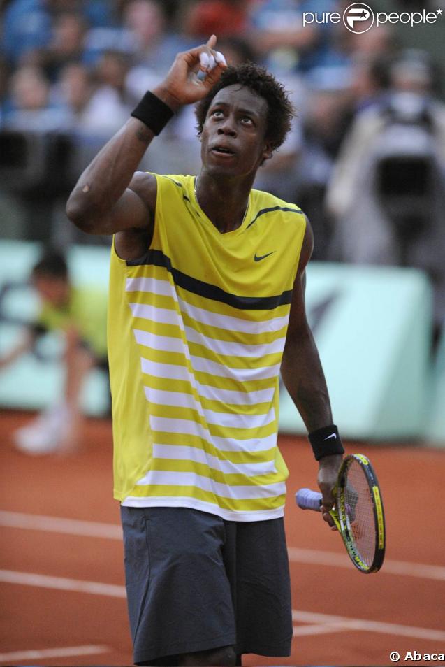 Roland-Garros 2009 : pour les huitièmes de finale disputés le lundi de Pentecôte, les célébrités sont venues en nombre. En couple et en famille ! Gaël Monfils passe en quarts ! 