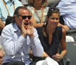 Roland-Garros 2009 : pour les huitièmes de finale disputés le lundi de Pentecôte, les célébrités sont venues en nombre. En couple et en famille ! Michel Leeb et sa fille Elsa. 