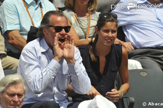 Roland-Garros 2009 : pour les huitièmes de finale disputés le lundi de Pentecôte, les célébrités sont venues en nombre. En couple et en famille ! Michel Leeb et sa fille Elsa. 
