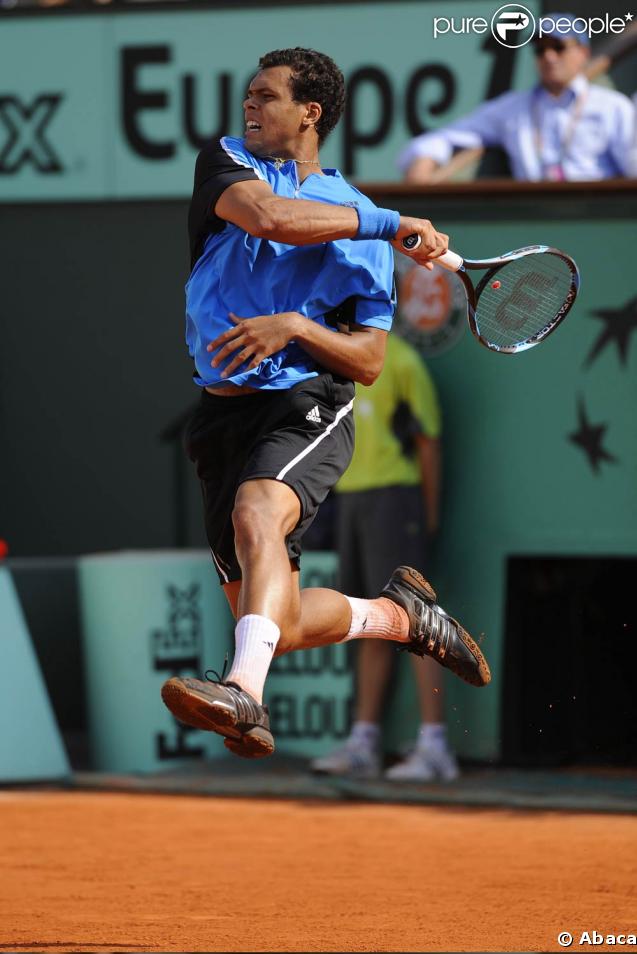 Roland-Garros 2009 : pour les huitièmes de finale disputés le lundi de Pentecôte, les célébrités sont venues en nombre. En couple et en famille ! Mais Jo-Wilfried Tsonga s'arrête là... 