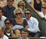 Roland-Garros 2009 : pour les huitièmes de finale disputés le lundi de Pentecôte, les célébrités sont venues en nombre. En couple et en famille ! Gérard Holtz et sa compagne. 
