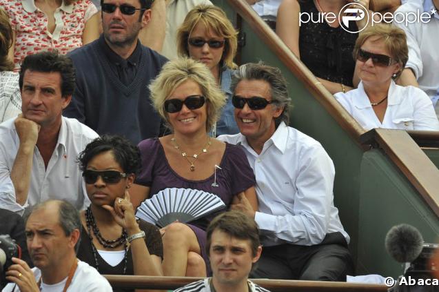 Roland-Garros 2009 : pour les huitièmes de finale disputés le lundi de Pentecôte, les célébrités sont venues en nombre. En couple et en famille ! Gérard Holtz et sa compagne. 