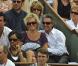 Roland-Garros 2009 : pour les huitièmes de finale disputés le lundi de Pentecôte, les célébrités sont venues en nombre. En couple et en famille ! Gérard Holtz et sa compagne. 