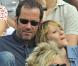 Roland-Garros 2009 : pour les huitièmes de finale disputés le lundi de Pentecôte, les célébrités sont venues en nombre. En couple et en famille ! Christian Vadim et sa femme. 