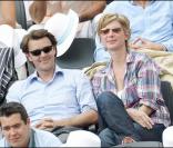 Roland-Garros 2009 : pour les huitièmes de finale disputés le lundi de Pentecôte, les célébrités sont venues en nombre. En couple et en famille ! François Baroin et Michèle Laroque. 