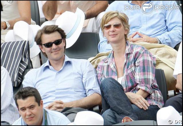 Roland-Garros 2009 : pour les huitièmes de finale disputés le lundi de Pentecôte, les célébrités sont venues en nombre. En couple et en famille ! François Baroin et Michèle Laroque. 