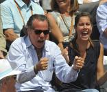 Roland-Garros 2009 : pour les huitièmes de finale disputés le lundi de Pentecôte, les célébrités sont venues en nombre. En couple et en famille ! Michel Leeb et sa fille Elsa. 