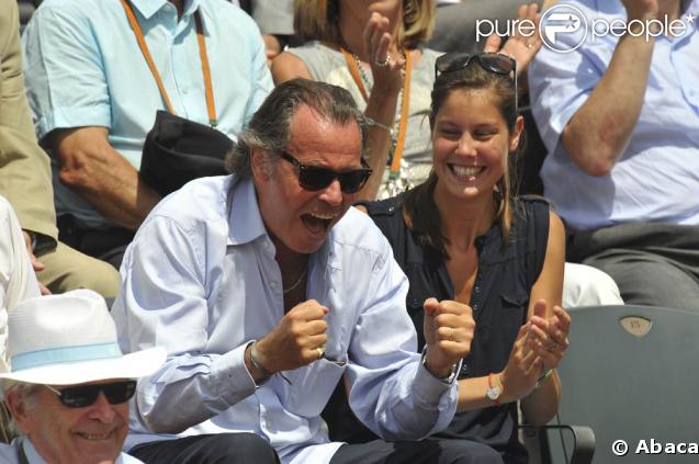Roland-Garros 2009 : pour les huitièmes de finale disputés le lundi de Pentecôte, les célébrités sont venues en nombre. En couple et en famille ! Michel Leeb et sa fille Elsa. 