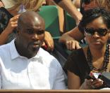 Roland-Garros 2009 : pour les huitièmes de finale disputés le lundi de Pentecôte, les célébrités sont venues en nombre. En couple et en famille ! Jean-Marc Mormeck et sa compagne. 
