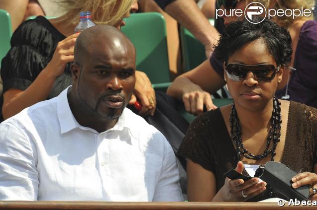 Roland-Garros 2009 : pour les huitièmes de finale disputés le lundi de Pentecôte, les célébrités sont venues en nombre. En couple et en famille ! Jean-Marc Mormeck et sa compagne. 