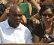 Roland-Garros 2009 : pour les huitièmes de finale disputés le lundi de Pentecôte, les célébrités sont venues en nombre. En couple et en famille ! Jean-Marc Mormeck et sa compagne. 