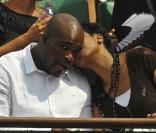 Roland-Garros 2009 : pour les huitièmes de finale disputés le lundi de Pentecôte, les célébrités sont venues en nombre. En couple et en famille ! Jean-Marc Mormeck et sa compagne. 
