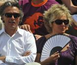 Roland-Garros 2009 : pour les huitièmes de finale disputés le lundi de Pentecôte, les célébrités sont venues en nombre. En couple et en famille ! Gérard Holtz et son amie. 