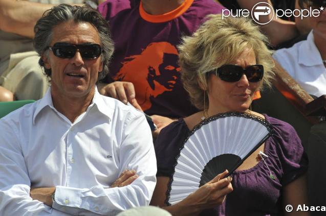 Roland-Garros 2009 : pour les huitièmes de finale disputés le lundi de Pentecôte, les célébrités sont venues en nombre. En couple et en famille ! Gérard Holtz et son amie. 