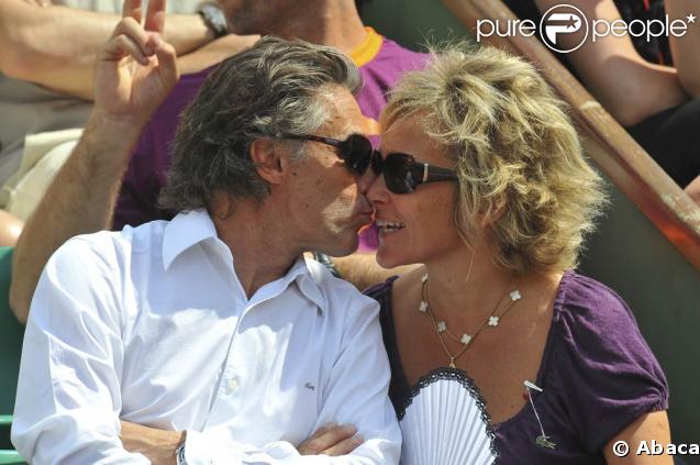 Roland-Garros 2009 : pour les huitièmes de finale disputés le lundi de Pentecôte, les célébrités sont venues en nombre. En couple et en famille ! Gérard Holtz et sa compagne. 