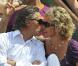 Roland-Garros 2009 : pour les huitièmes de finale disputés le lundi de Pentecôte, les célébrités sont venues en nombre. En couple et en famille ! Gérard Holtz et sa compagne. 