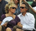 Roland-Garros 2009 : pour les huitièmes de finale disputés le lundi de Pentecôte, les célébrités sont venues en nombre. En couple et en famille ! Gérard Holtz et sa compagne. 