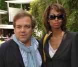 Roland-Garros 2009 : pour les huitièmes de finale disputés le lundi de Pentecôte, les célébrités sont venues en nombre. En couple et en famille ! Didier Bourdon et sa compagne Marie-Sandra. 