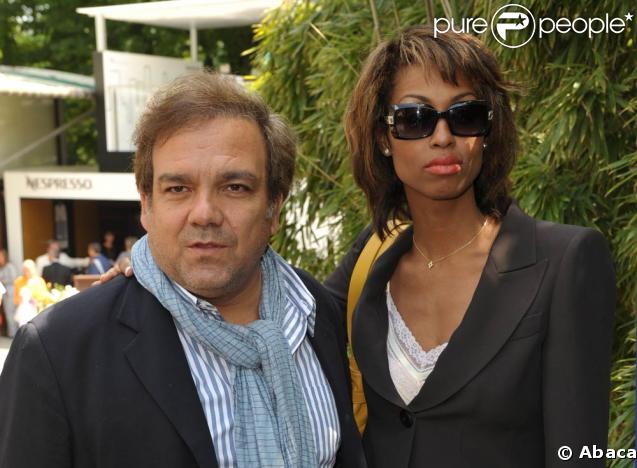 Roland-Garros 2009 : pour les huitièmes de finale disputés le lundi de Pentecôte, les célébrités sont venues en nombre. En couple et en famille ! Didier Bourdon et sa compagne Marie-Sandra. 