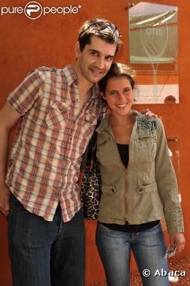 Roland-Garros 2009 : pour les huitièmes de finale disputés le lundi de Pentecôte, les célébrités sont venues en nombre. En couple et en famille ! Mathieu Johann et Clémence Castel.