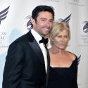 Quand Hugh Jackman sort le noeud pap', sa femme se fait très discrète... Pas facile de vivre avec un sex-symbol !