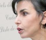 Rachida Dati sillonne les rues du VIIe arrondissement à Paris et salue les commerçants dans le cadre de la campagne européenne le 30 mai 2009