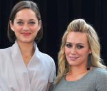 Marion Cotillard et Hilary Duff, lors de l'annonce du meilleur designer du NYC Bike In Style Challenge, à New York, le 2 juin 2009 !