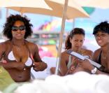 Serena Williams, ici avec sa soeur Venus et une amie  