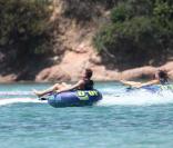 Geri Halliwell et son boyfriend Henry Beckwith en vacances en Sardaigne