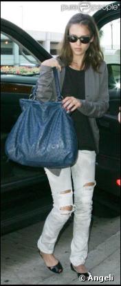 Jessica Alba arrive à l'aéroport LAX, de Los Angeles avec sa petite Honor le 7 juin 2009